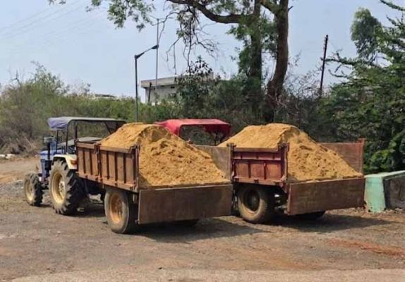 बस्तर में अवैध रेत परिवहन कर रहे दो ट्रैक्टर जब्त