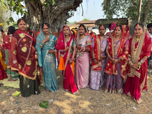 बलरामपुर : पति की लंबी उम्र के लिए महिलाओं ने रखा व्रत, सनावल में विधि-विधान से हुई वट पूजा