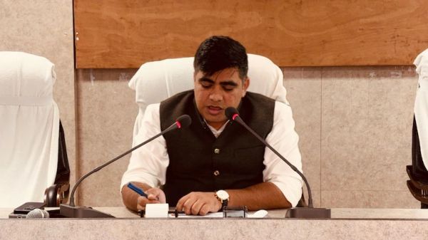 अफवाहों पर न दें ध्यान, जिले में पेट्रोल-डीजल व एलपीजी की पर्याप्त उपलब्धता -कलेक्टर
