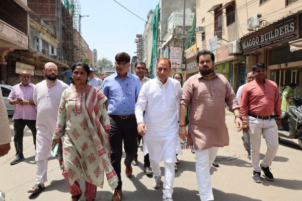 महापौर ने सफाई व्यवस्था एवं विकास कार्यों का जायजा लेने के लिए करोल बाग जोन में किया निरीक्षण