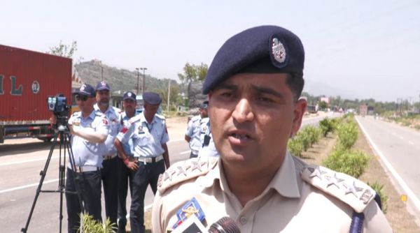 जम्मू-कश्मीर की यातायात पुलिस ने राष्ट्रीय राजमार्ग पर तेज गति से वाहन चलाने पर अंकुश लगाने और सुरक्षा बढ़ाने के लिए स्पीड रडार गन तैनात की हैं।