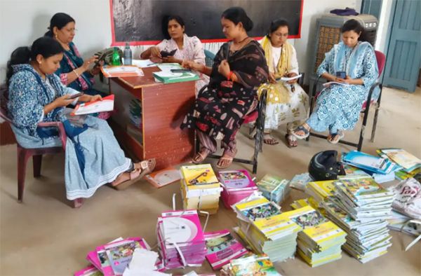 नए शिक्षा सत्र की शुरुआत से पहले शिक्षक अवकाश में कर रहे पुस्तकों की स्क्रीनिंग