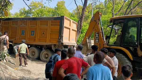मारकंडा पुल पर ट्राला फंसा, देहरादून-चंडीगढ़ हाईवे पर लंबा जाम, क्रेन से खुला हाईवे