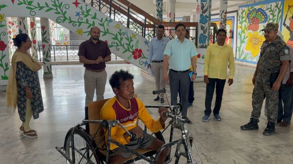 ट्राईसाईकिल के लिए बैसाखी से पहुंचा दिव्यांग, डीसी ने ऑन द स्पॉट कराया उपलब्ध