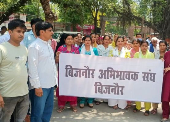 अभिभावक संघ ने स्कूलों पर मनमानी फीस वसूली का आरोप लगाते हुए कलेक्ट्रेट में किया प्रदर्शन