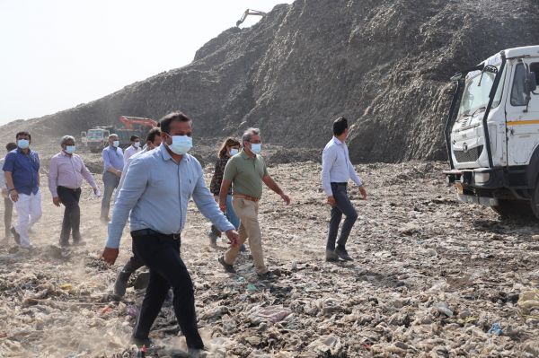 निगमायुक्त खिरवार ने ओखला लैंडफिल पर बायो-रिमेडिएशन कार्य प्रगति की समीक्षा की