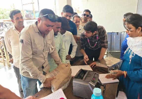 एसबीआई भानुप्रतापपुर शाखा में 10-20 रुपये के सिक्कों का किया वितरण