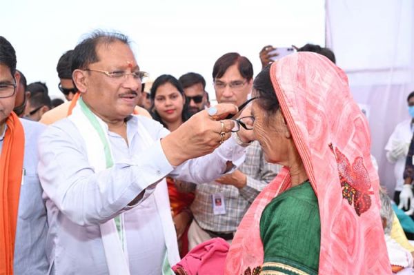 &rsquo;मुख्यमंत्री विष्णुदेव साय ने हितग्राहियों को अपने हाथों से पहनाया नजर का चश्मा&rsquo;