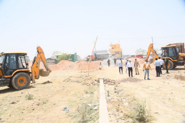 बिनगवां मौरंग मंडी में दूसरे दिन भी चला केडीए का बुलडोजर, पंद्रह बीघा में अवैध प्लाटिंग ध्वस्त