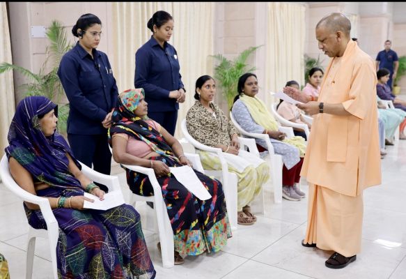 मुख्यमंत्री योगी ने जनता दर्शन में सुनीं समस्याएं