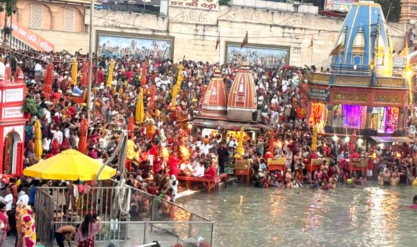 गंगा दशहरा पर उमड़ा आस्था का सैलाब, हर-हर गंगे से गूंजे घाट