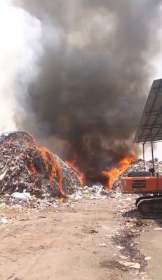 धमतरी के बागतराई ट्रेंचिंग ग्राउंड में लगी भीषण आग, धुएं से आसपास का इलाका प्रभावित