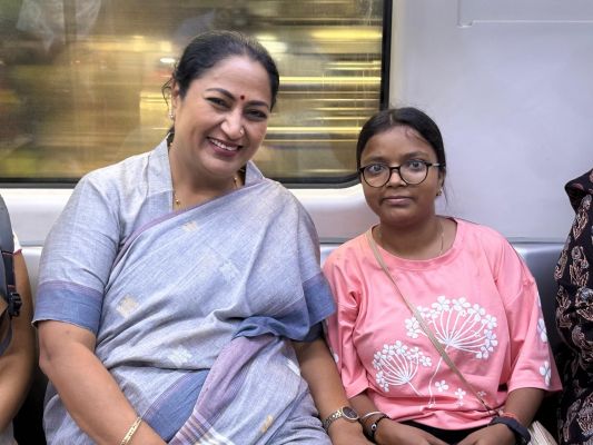 मुख्यमंत्री मेट्रो और बस में यात्रा करके दिल्ली सचिवालय पहुंचीं