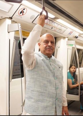 &lsquo;मेट्रो मंडे&rsquo; अभियान से जुड़े विजेंद्र गुप्ता, मेट्रो से दिल्ली विधानसभा पहुंचे