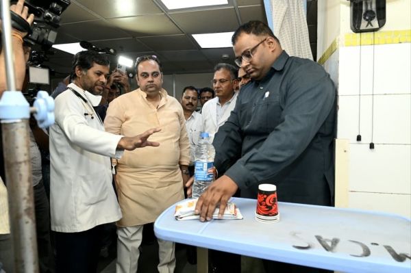 दिल्ली के स्वास्थ्य मंत्री ने एलएनजेपी अस्पताल के विशेष वार्डों का लिया जायजा