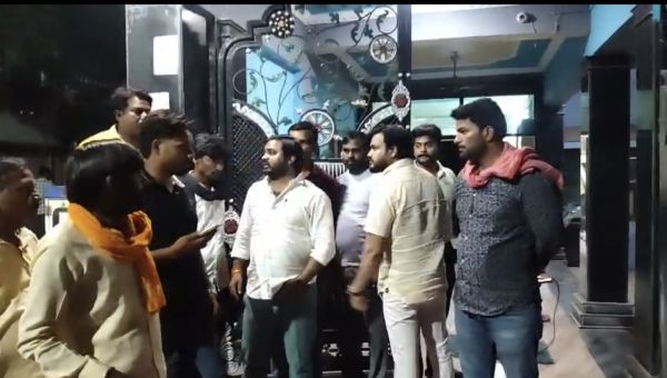 सपा विधायक महाराजी प्रजापति के आवास पर देर रात हंगामा, कई लोगों पर एफआईआर दर्ज