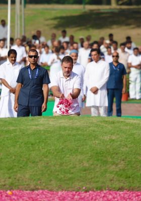 देश के प्रथम प्रधानमंत्री पंडित नेहरू काे कांग्रेस नेताओं ने दी श्रद्धांजलि