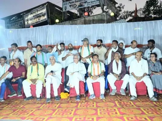 सूरजपुर : विश्रामपुर में कांग्रेस का आंदोलन तीसरे दिन भी जारी, थाने के सामने अनशन पर डटे टीएस सिंहदेव और दीपक बैज