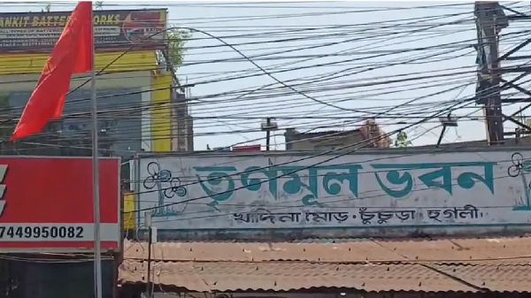 15 साल बाद तृणमूल ने लौटाया सीटू कार्यालय, चूंचूड़ा में फिर फहराया लाल झंडा