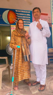 हिमाचल पंचायत चुनाव: दोपहर 1 बजे तक 63 फीसदी मतदान, मुकेश, अनुराग और सिकंदर ने डाला वोट