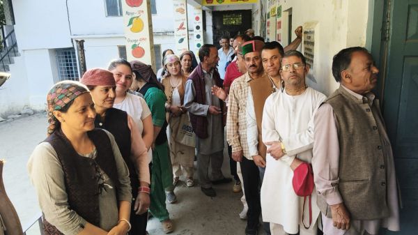 हिमाचल पंचायत चुनाव: दूसरे चरण में 11 बजे तक 43% मतदान, शतकवीर बुजुर्गों ने बढ़ाया उत्साह