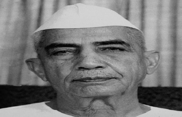 उपराष्ट्रपति, लोकसभा अध्यक्ष और केंद्रीय मंत्रियों ने चौधरी चरण सिंह की पुण्यतिथि पर अर्पित की श्रद्धांजलि