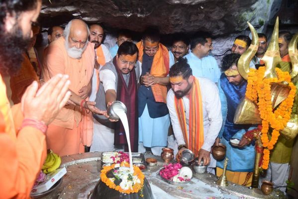 भाजपा अध्यक्ष नितिन नवीन ने टपकेश्वर महादेव मंदिर में की पूजा-अर्चना, देश-प्रदेश की खुशहाली की कामना की