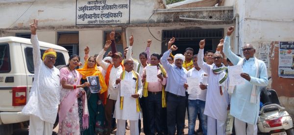 &lsquo;वनवासी&rsquo; शब्द पर आदिवासी समाज का विरोध, संस्कार सतपती पर एफआईआर की मांग को लेकर सौंपे ज्ञापन