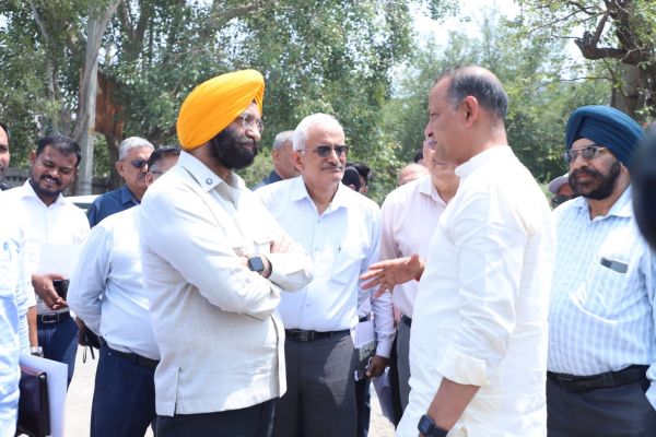 मंत्री इंद्राज और सिरसा ने मुंगेशपुर गांव में प्रदूषण संबंधी समस्याओं का किया निरीक्षण