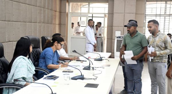 बलरामपुर : जनदर्शन में कलेक्टर ने सुनी लोगों की समस्याएं