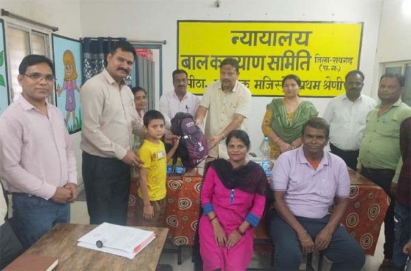 रायगढ़ में पहली बार समुदाय-आधारित फोस्टर केयर के तहत बालक को मिला पारिवारिक संरक्षण