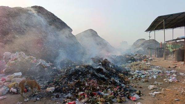 10 दिन बाद भी नहीं बुझी ट्रेचिंग ग्राउंड की आग, धुएं से लोग हलकान