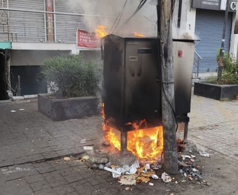बरेली शहर में केबिल बॉक्स में लगी आग से मची अफरा-तफरी, दमकल टीम ने पाया काबू