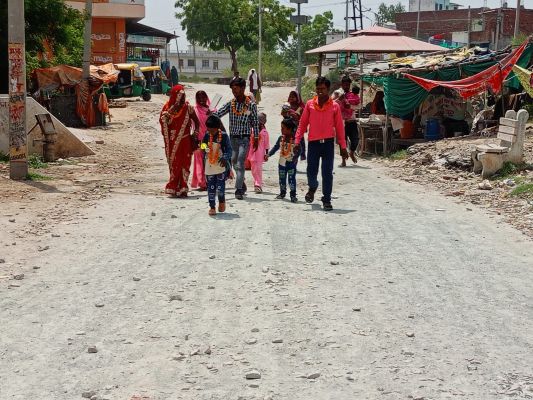 मां के दरबार तक &lsquo;कांटों भरा सफर&rsquo;! सड़क चौड़ीकरण अधूरा, श्रद्धालु ठोकर खाते पहुंच रहे शीतला धाम