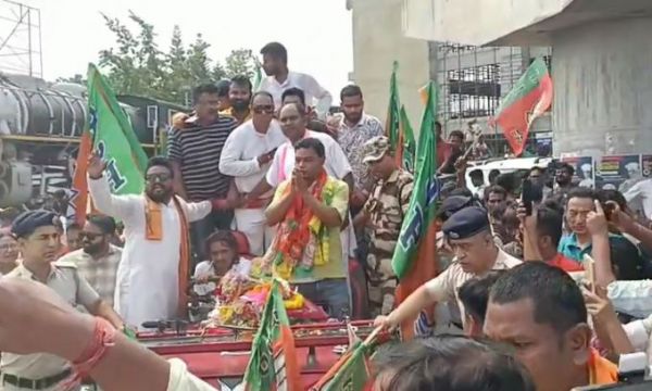 शपथ लेकर लौटे राज्यमंत्री आनंदमय बर्मन का भव्य स्वागत