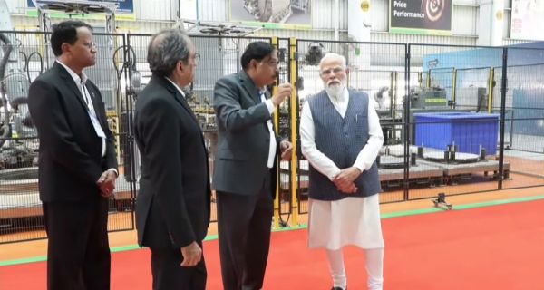 सूरत में एलएंडटी के आर्म्ड सिस्टम्स कॉम्प्लेक्स पहुंचे प्रधानमंत्री मोदी, स्वदेशी रक्षा परियोजनाओं की ली जानकारी