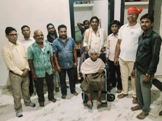 जरूरतमंद लकवा ग्रसित महिला को मिला व्हीलचेयर