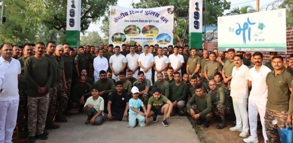 विश्व पर्यावरण दिवस पर सीआरपीएफ के जवानों व ग्रामीणों ने मिलकर किया वृक्षारोपण