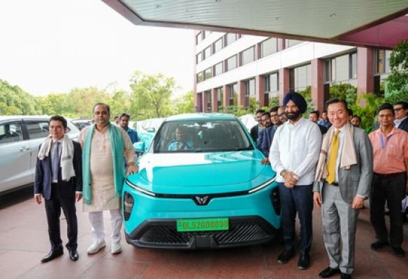 दिल्ली सचिवालय से नई इलेक्ट्रिक टैक्सी सेवा को हरी झंडी दिखाई गई