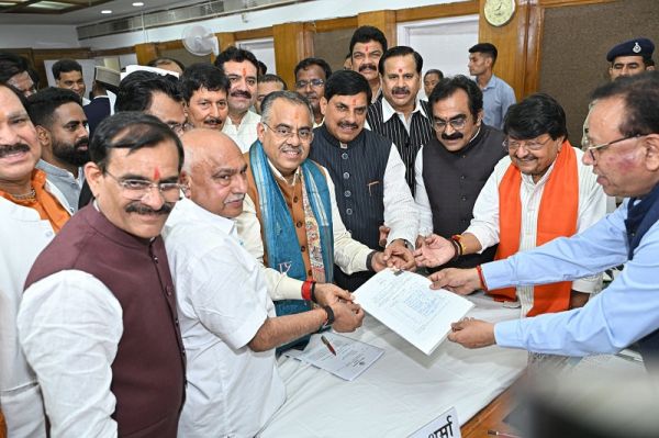 मप्र से राज्यसभा चुनाव के लिए भाजपा उम्मीदवार तरुण चुघ और रजनीश अग्रवाल ने दाखिल किया नामांकन