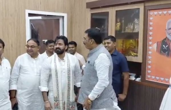 भाजपा उम्मीदवार बनाए जाने के बाद प्रदेश कार्यालय पहुंचे पवन सिंह, बोले- पार्टी मेरी मां, आजीवन करता रहूंगा सेवा