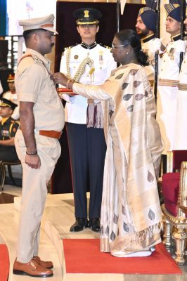 रायपुर : वित्त मंत्री ओपी चौधरी ने शौर्य चक्र से सम्मानित छत्तीसगढ़ पुलिस के जांबाज अधिकारियों को दी बधाई