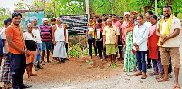 ईरागांव में ईसाई धर्म प्रचारकों के प्रवेश पर रोक का लगा सूचना बोर्ड