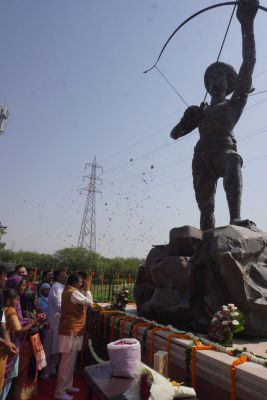 दिल्ली भाजपा अध्यक्ष ने भगवान बिरसा मुंडा की पुण्यतिथि पर दी श्रद्धांजलि