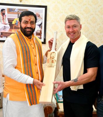 पूर्व आस्ट्रेलियाई क्रिकेटर माइकल क्लार्क की गेंद पर मुख्यमंत्री सैनी ने जड़े दो छक्के