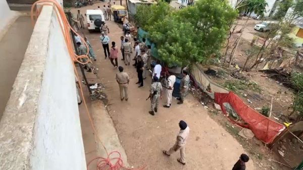 कवर्धा के घुघरीखुर्द स्थित अटल आवास में पुलिस की दबिश