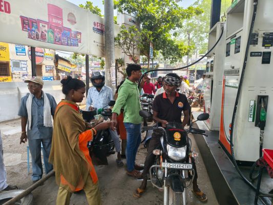 पेट्रोल संकट से धमतरी बेहाल: पंप सूखे, ब्लैक में 140 रुपये लीटर तक पहुंची कीमत