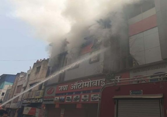 रायपुर :  जया ऑटोमोबाइल शॉप में लगी भीषण आग, लाखों रुपये के ऑटो पार्ट्स जलकर खाक, जनहानि नहीं