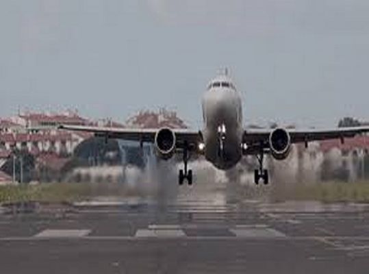 दिल्ली का मौसम ठीक होने पर अमौसी एयरपोर्ट पर उतरे तीन विमान रवाना किए गये