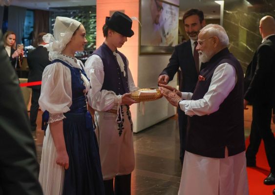 प्रधानमंत्री मोदी ने स्लोवाकिया में स्वागत की अनोखी परंपरा को सराहा